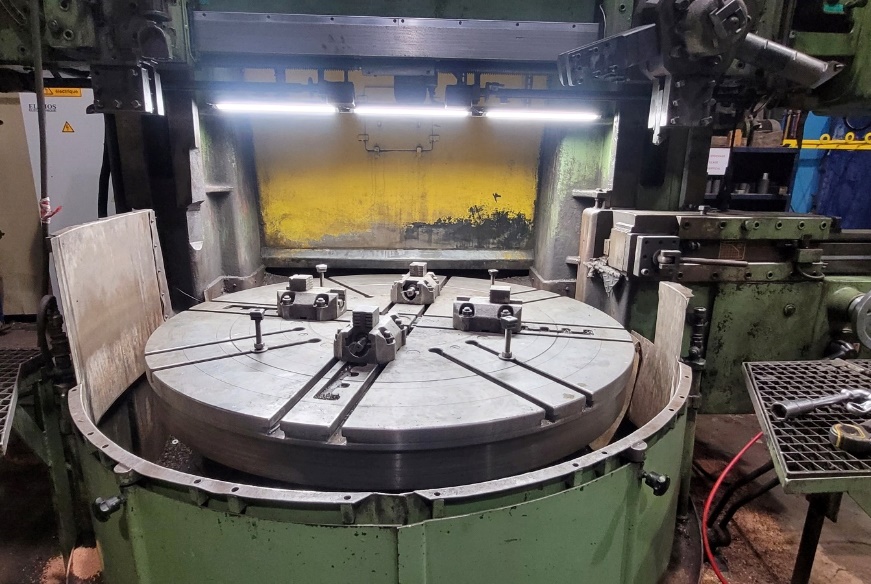 Luminaire LED CCEA installé machine-outil atelier – Elimos Belgique