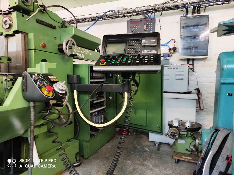 CNC et pupitre d'origine fraiseuse MAHO DECKEL avant retrofit